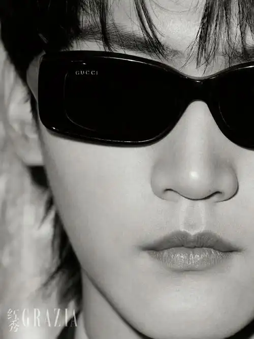 周柯宇红秀封面