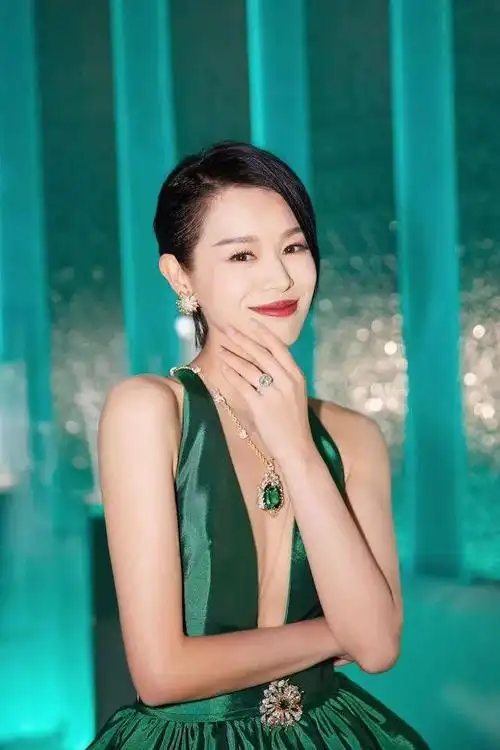 惊艳!胡杏儿低胸绿色晚装现身上海!戴80卡绿碧玺石成焦点|珠宝|上海市