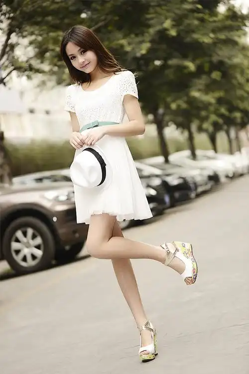 新款甜美花朵搭扣露趾坡跟凉鞋子夏季鱼嘴拼