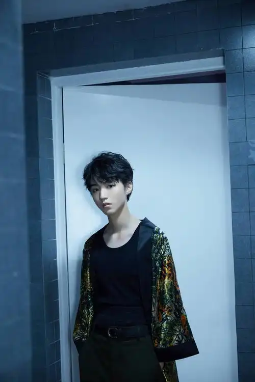 王俊凯周年演唱会唱跳solo 展露舞台王者风范