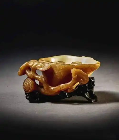 2020纽约苏富比古玉拍卖成交价1160万黄玉雕瑞兽500万玉马首