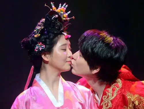 【图】曺圭贤与徐贤亲吻瞬间被拍引人热议 tiffany疑似吃醋