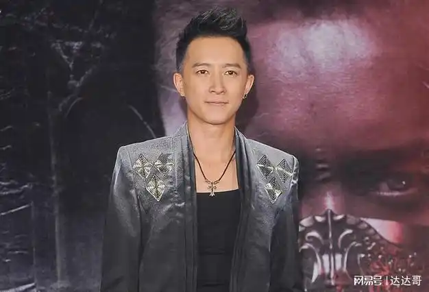 韩庚当年作为团体super junior成员出道,不仅队内是唯一一位中国成员