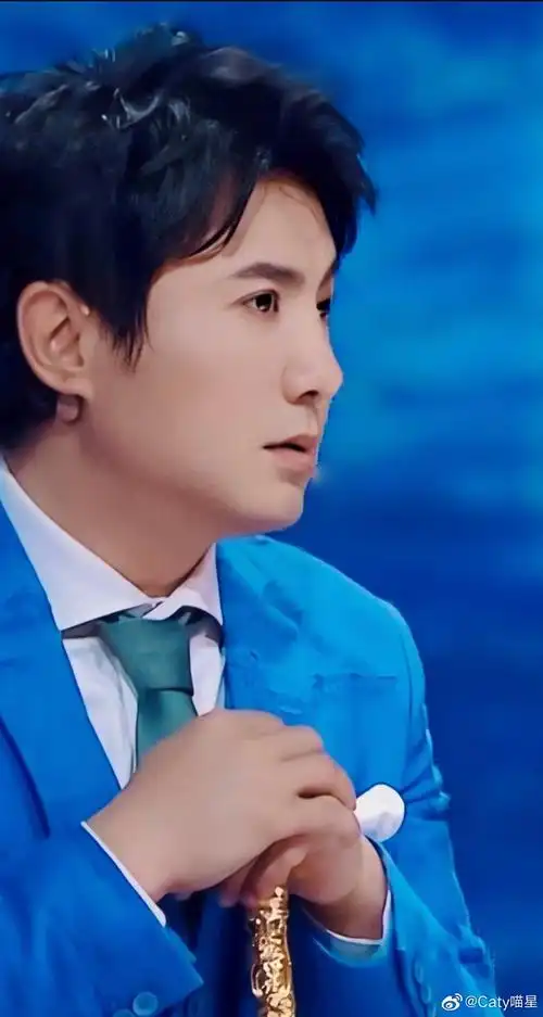 沈腾的军艺校草确实不假啊,尽管胖了侧脸看着还是帅