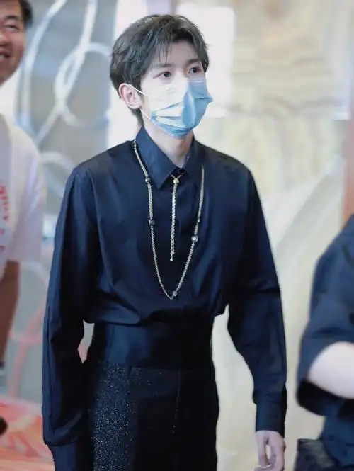 王源黑衬衫项链造型