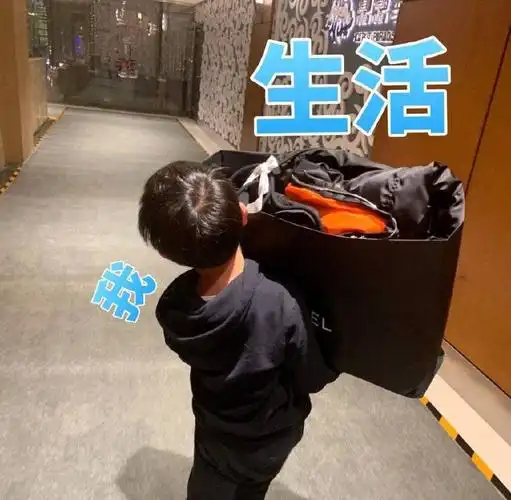 生活的重担过早地压在了他的身上,让他喘不过气来.