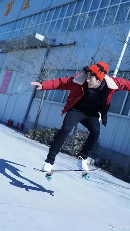 李治廷片场变身炫酷帅气滑板少年这个动作看起来有点专业