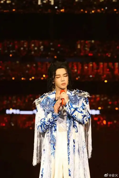 华晨宇演唱会万人看日出