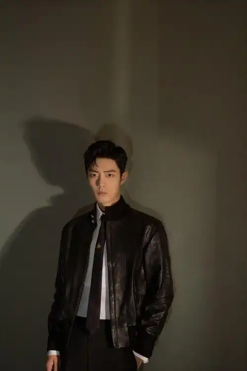 肖战67黑色皮衣清爽的短发和利落的脸部线条让整个造型简约又高级