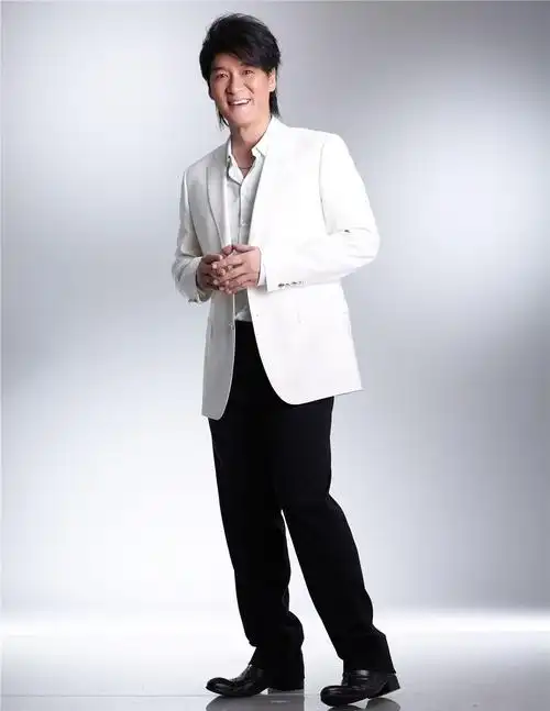 22日出生于中国香港西营盘,祖籍广东省汕头市潮南区,华语流行乐男歌手