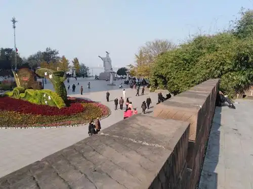 现在立那个"吴王城遗址"碑地方,小时候我们还看到鄂城