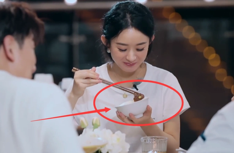 赵丽颖忙活一天,晚上吃饭时,谁注意她碗里边的饭量?太真实了!