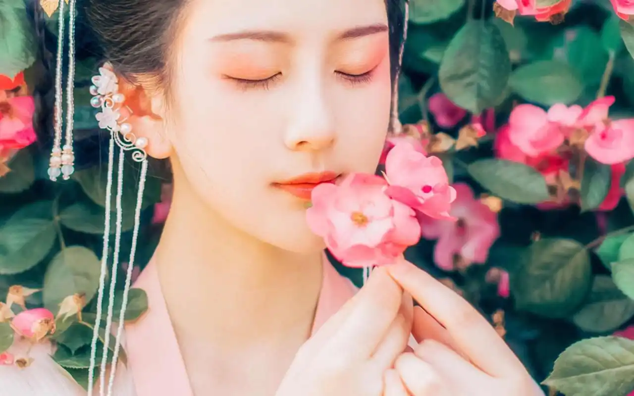 首页 桌面壁纸 美女壁纸 绝色古风美女唯美花海写真图片电脑壁纸