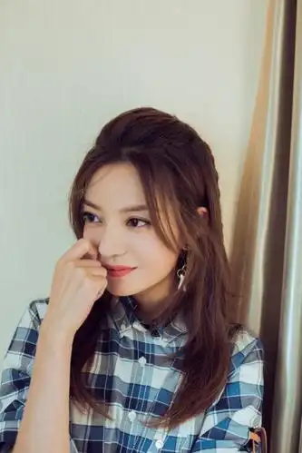 赵薇 格纹衬衫裙文艺清新 身材纤细眼神慵懒迷离