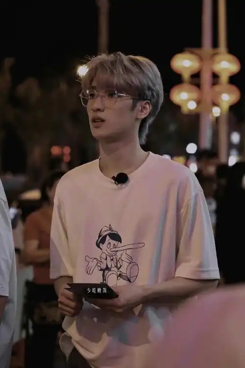 严浩翔金发眼镜造型路透##严浩翔三亚金发眼镜造型路透