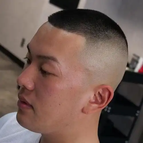 男士寸头男士寸头是指将头发剪得很短,只留下