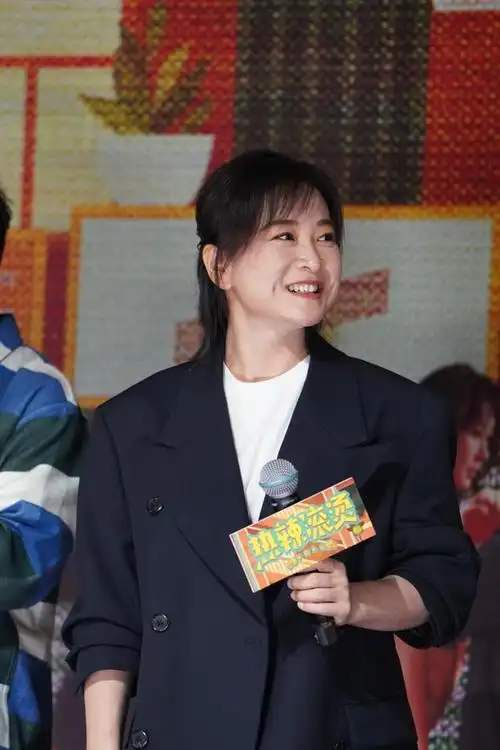 这部由贾玲执导的作品,改编自日本电影《百元之恋》,通过宅家多年后