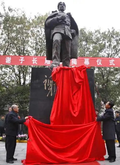 陕西省委书记赵乐际(右),原国家体改委党组书记安志文(左)共同为谢