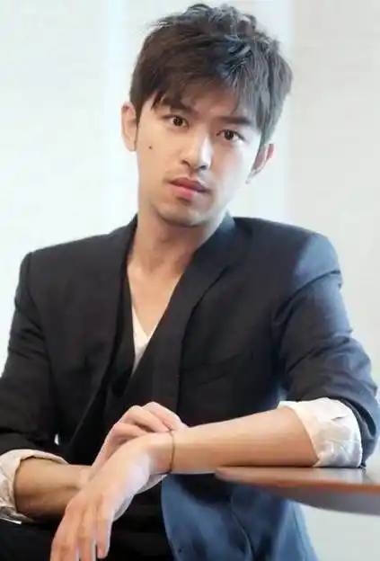 房祖名为27岁柯震东庆生,陈柏霖竟也在场,但寸头的他才最抢镜!