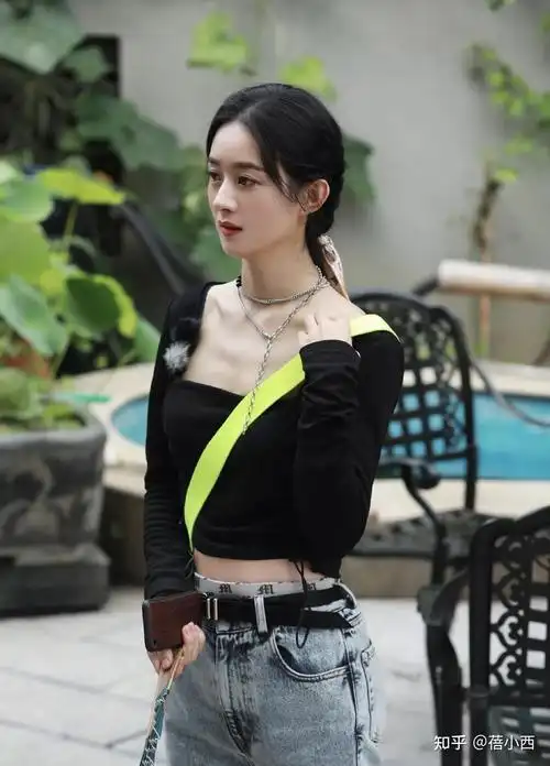 赵丽颖的早秋造型太成功休闲外套配连帽卫衣松松搭配真时髦