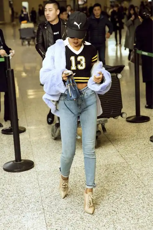 吉克隽逸现身上海机场,受邀参加今晚维密大秀
