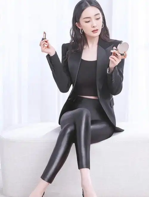 西装搭配皮裤杨幂秀出新高度魅力四射