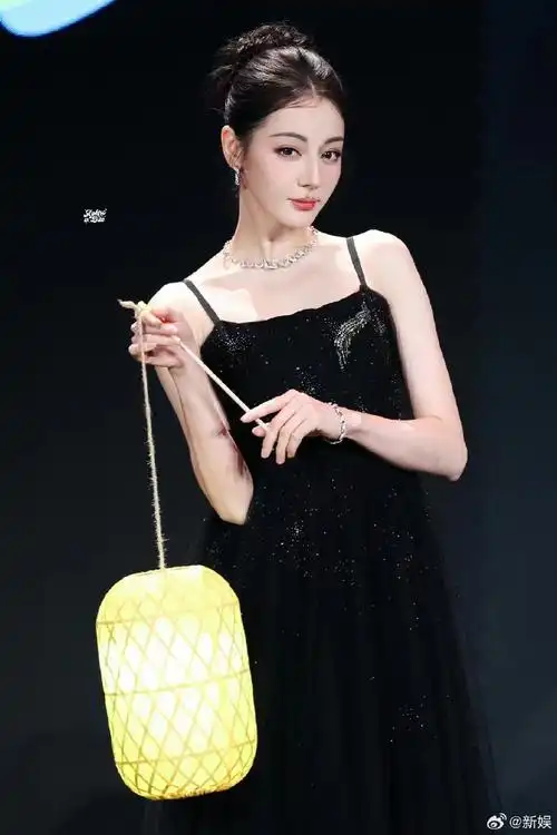 迪丽热巴清丽玫瑰#  永远可以相信热巴的红毯99今天两套造型,每一