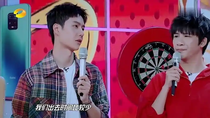 王一博对赵丽颖宋轶态度对比