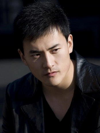 82年出生于黑龙江省鹤岗市绥滨县,毕业于重庆大学美视电影学院,内地男