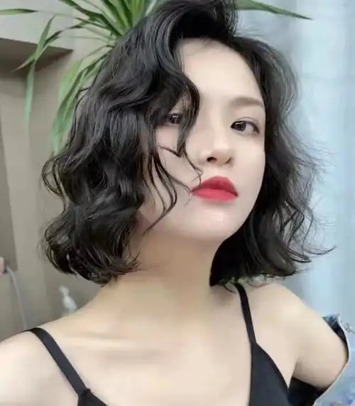 三种网红款及肩发型,时髦减龄又显脸小