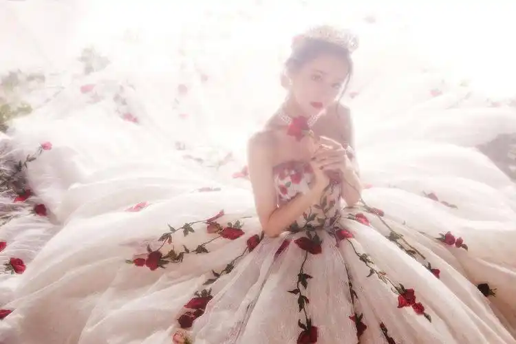 迪丽热巴穿玫瑰纱裙戴皇冠 似玫瑰庄园出逃公主唯美梦幻