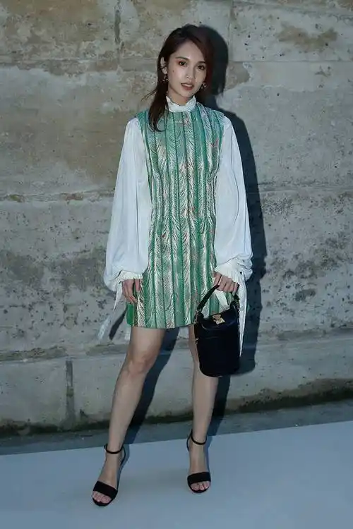 杨丞琳身穿绿色裙装亮相巴黎时装周初恋的感觉_气质_时尚_漂亮