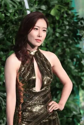 毛俊杰金色波纹长裙显妩媚 身材曲线性感抢镜