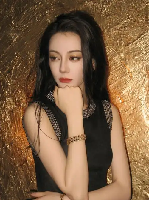 迪丽热巴黄金时代九月刊芭莎封面大片花絮