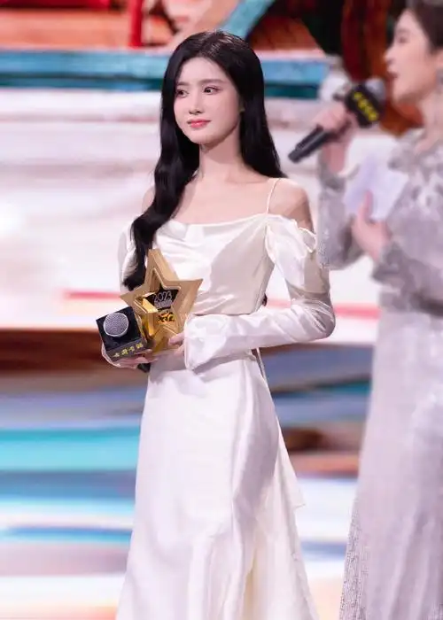 陈意涵estelle超话  演员@陈意涵estelle荣获「年度优秀演员」奖项