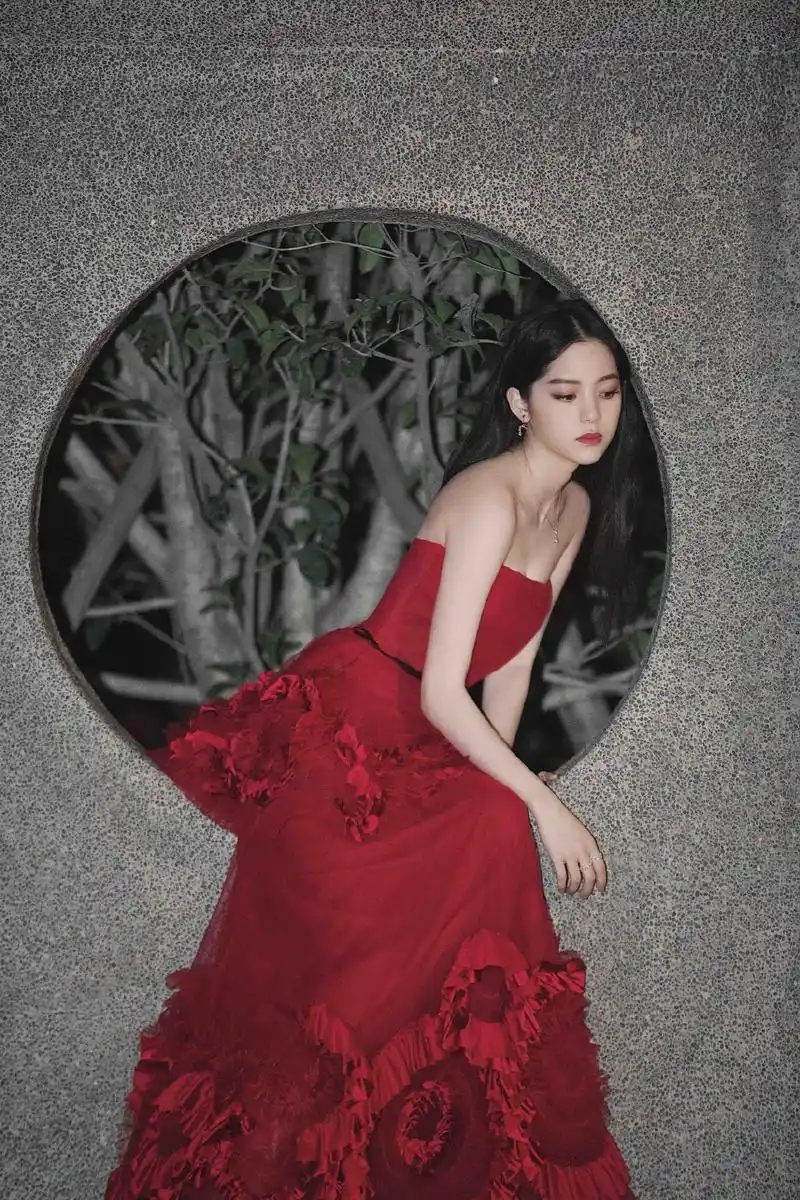 简介:欧阳娜娜红裙礼服优雅写真图片,分享一组欧阳娜娜图片给大家,图