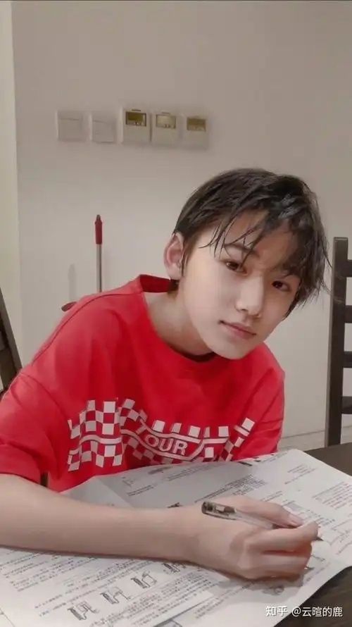 有没有宋亚轩学习时的照片想打印出来激励自己