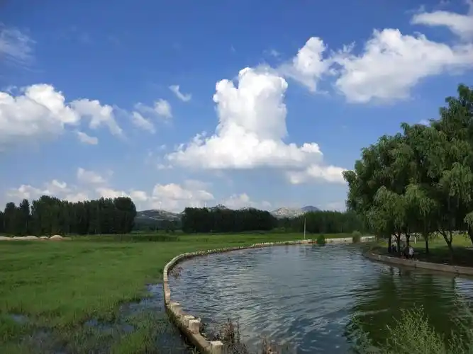 蓝天白云下的方城望花湖.南阳的北戴河!规划馆老秦摄影