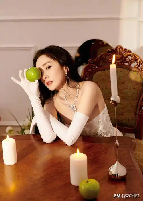 杨幂身穿百花刺绣裙,白色礼服美图写真合集!