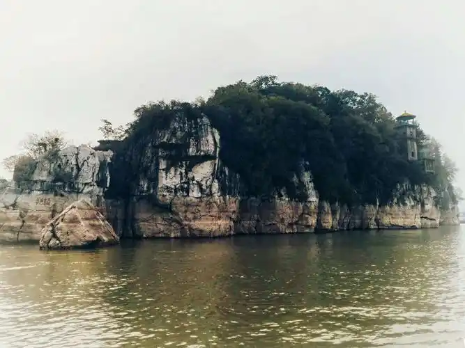 游船上拍摄的石钟山全景
