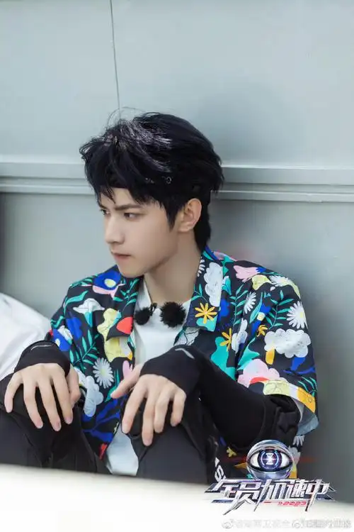 刘耀文全员加速中最新剧照来了,黑色发带白色衬衫造型,运动风的帅气