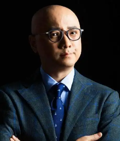 51岁的徐峥:有才有名有利,但唯独没有头发