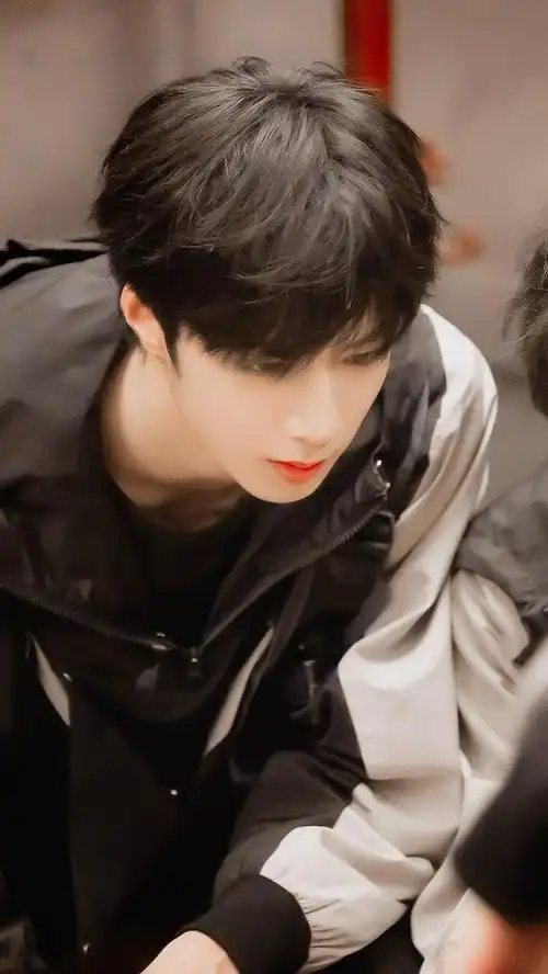 狼崽刘耀文内娱倒立洗头第一人16岁生日愿望骑电动车