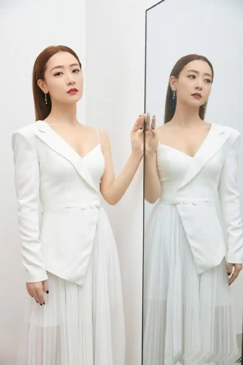 白冰的美丽如皎洁月光,清冷迷人,令人心动.