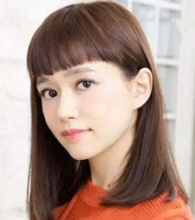 这款齐刘海中长发直发发型很适合方脸女生,齐肩中长发直发发尾微微