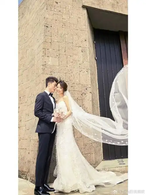 他俩的结婚照～放到现在都是好看的!#林心如体重只有92斤##霍建华