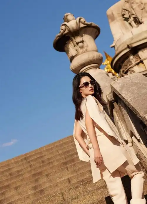 李沁职业套装优雅时尚写真