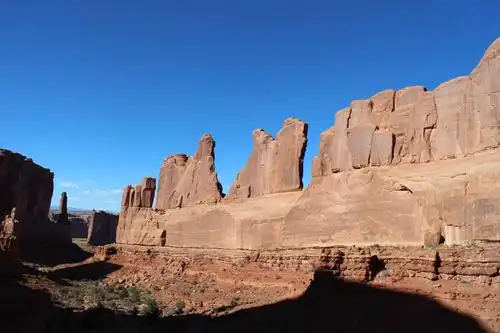 就像人垒起的一道法院石墙,巨大的石壁形成两道不可愈逾越的天然屏障
