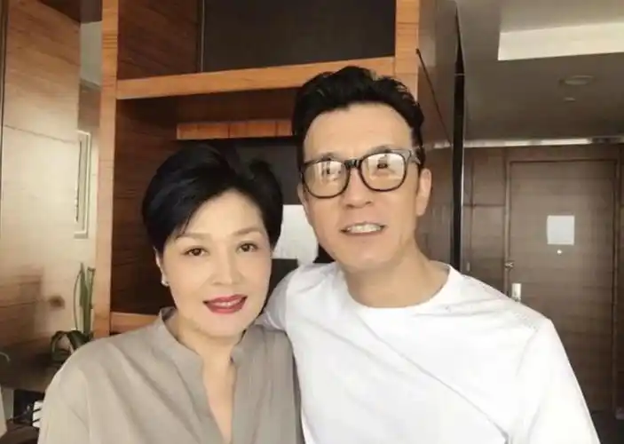 哈文现在老公是谁(春晚导演哈文:丈夫李咏病逝三年没有再嫁) | 人物集