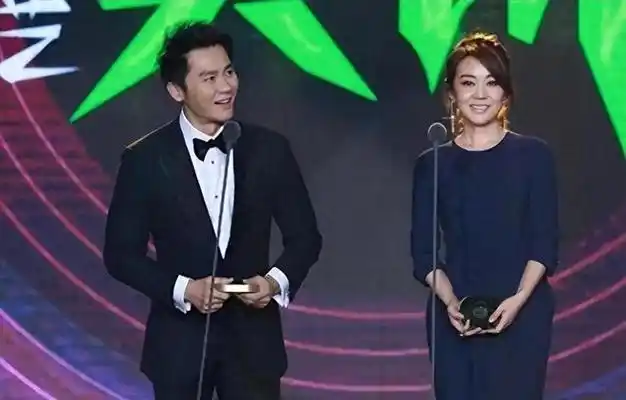 曝闫妮与小7岁李晨恋爱,离异19年频谈姐弟恋,众细节被扒|张铎|军训